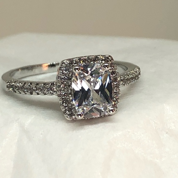 925/18kw Gold AAAAA Rated CZ Halo Ring - Picture 4 of 7